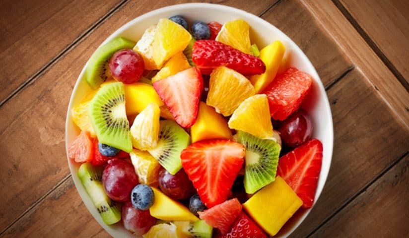 Salada de frutas fresca e nutritiva.